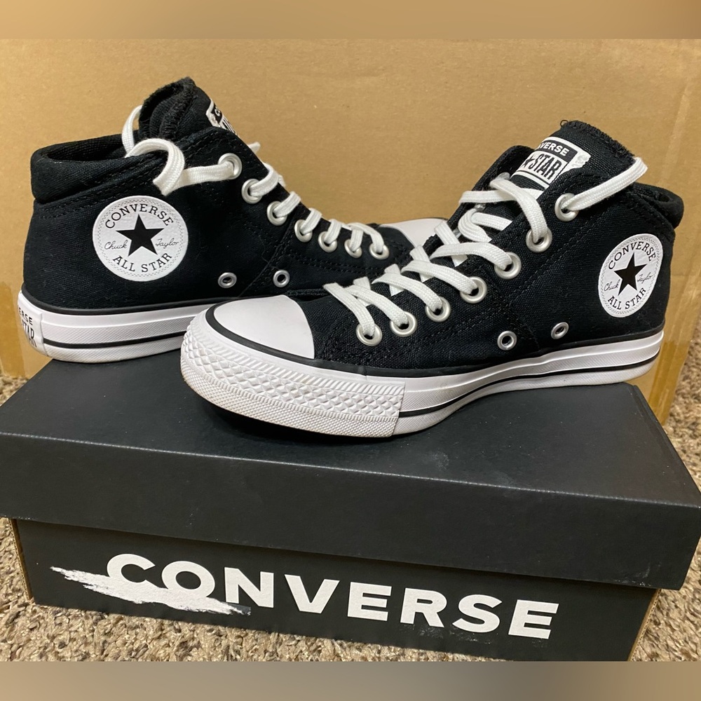 Brand NEW never worn mid converse women’s size 6